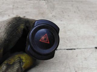 knopka-avariinoi-signalizacii-renault-logan-i-lada-largus-art-90251