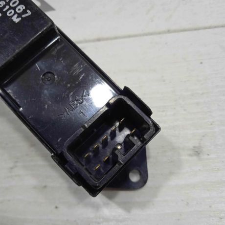 knopka-steklopodieemnika-zadniaia-levaia-mitsubishi-lancer-x-art-90400-big-1