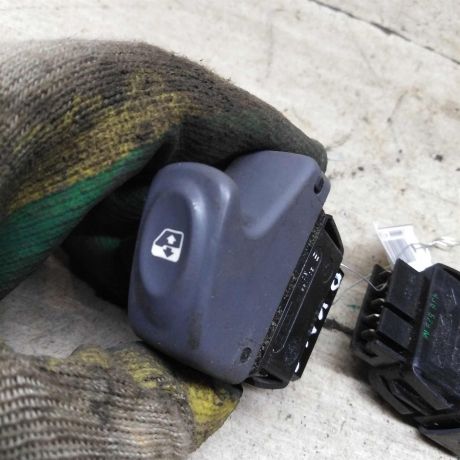 knopka-steklopodieemnika-renault-clio-ii-art-91583-big-1