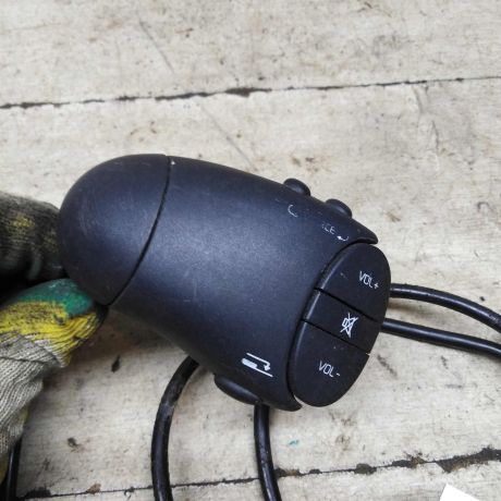 perekliucatel-podrulevoe-upravleniia-magnitoloi-renault-clio-ii-art-92109-big-3