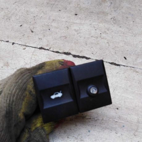 knopka-otkrytiia-bagaznika-ford-mondeo-3-art-95416-big-2