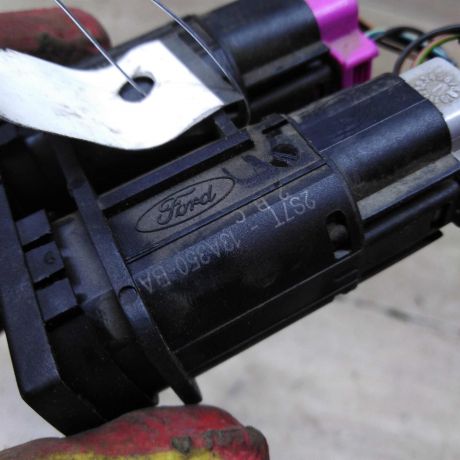 knopka-avariinoi-signalizacii-ford-mondeo-3-art-95667-big-2