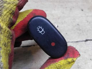 knopka-otkryvaniia-dverei-renault-symbol-i-art-96500