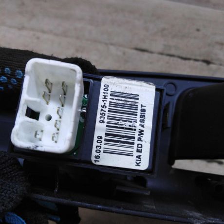 knopka-steklopodieemnika-zadniaia-levaia-rucka-dveri-kia-ceed-i-art-97191-big-2