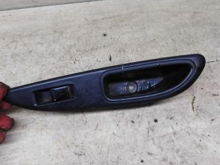 knopka-steklopodieemnika-zadniaia-pravaia-nissan-primera-p12-art-97206
