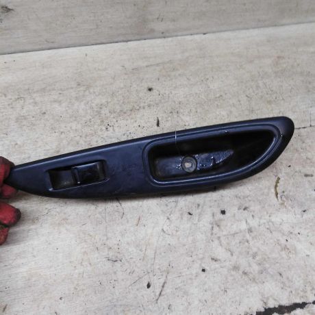knopka-steklopodieemnika-zadniaia-pravaia-nissan-primera-p12-art-97206-big-0