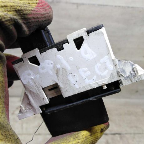 knopka-avariinoi-signalizacii-ford-focus-i-art-98297-big-4