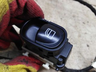 knopka-steklopodieemnika-pravaia-mercedes-c-klass-w203-kupe-art-98749