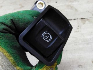 knopka-parkovki-toyota-avensis-iii-art-99636