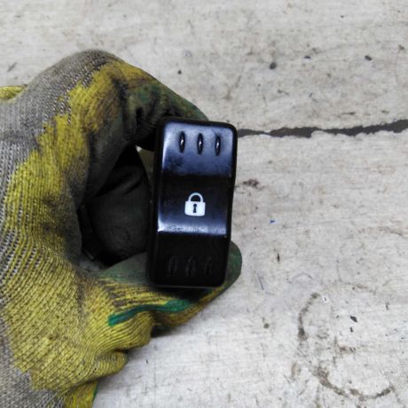 knopka-blokirovki-dverei-renault-logan-i-art-103442-big-1