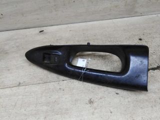 knopka-steklopodieemnika-peredniaia-pravaia-audi-a4-b5-art-104102