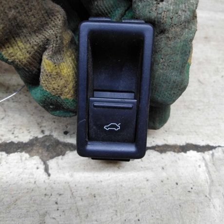 knopka-otkryvaniia-bagaznika-volkswagen-jetta-vi-art-105968-big-0