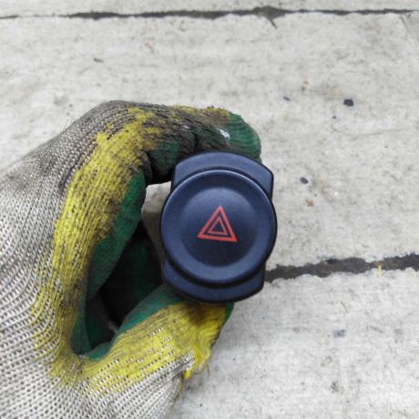 knopka-avariinoi-signalizacii-renault-logan-i-art-106230-big-0