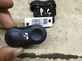 knopka-steklopodieemnika-renault-sandero-i-art-106394