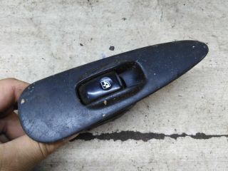 knopka-steklopodieemnika-zadniaia-pravaia-hyundai-sonata-iii-art-106535