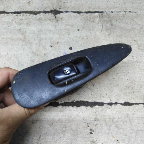 knopka-steklopodieemnika-zadniaia-pravaia-hyundai-sonata-iii-art-106535-big-0