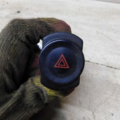 knopka-avariinoi-signalizacii-renault-logan-i-art-108742-big-0