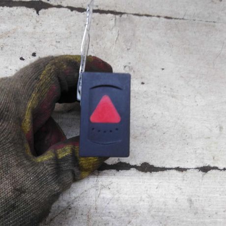 knopka-avariinoi-signalizacii-volkswagen-passat-b5-volkswagen-passat-b5-gp-art-109124-big-2