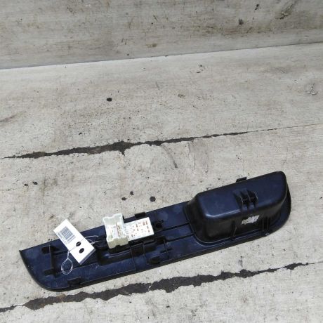 knopka-steklopodieemnika-rucki-dveri-zadniaia-levaia-nissan-tiida-i-art-110326-big-4