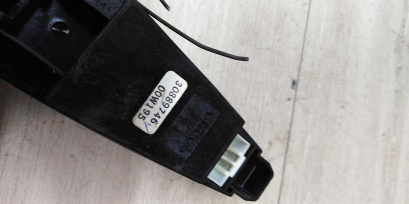 blok-upravleniia-steklopodieemnikami-volvo-s40-art-14200-big-2