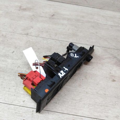 blok-upravleniia-steklopodieemnikami-audi-a8-d2-art-18775-big-2