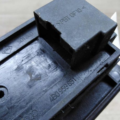 blok-upravleniia-steklopodieemnikami-audi-a6-c5-art-22657-big-2