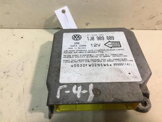 blok-upravleniia-airbag-poduskami-bezopasnosti-volkswagen-golf-4-art-28356