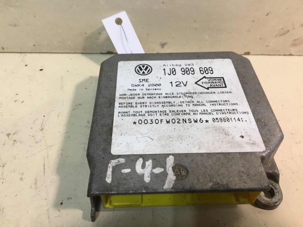 blok-upravleniia-airbag-poduskami-bezopasnosti-volkswagen-golf-4-art-28356-big-0