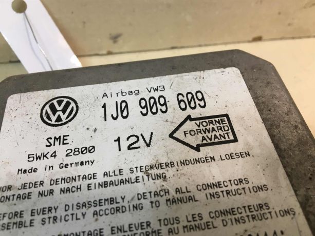 blok-upravleniia-airbag-poduskami-bezopasnosti-volkswagen-golf-4-art-28356-big-1