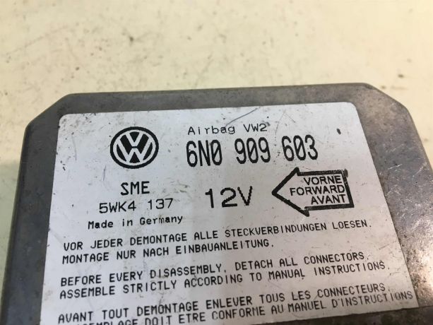 blok-upravleniia-airbag-poduskami-bezopasnosti-volkswagen-golf-3-art-28380-big-1