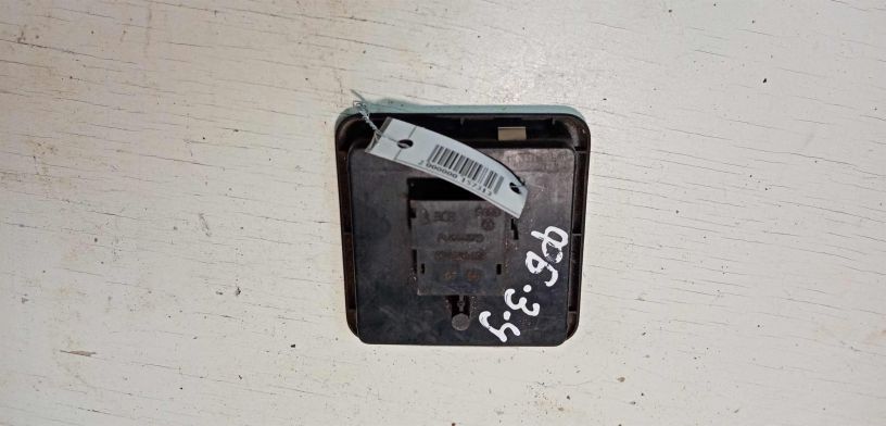 blok-knopok-upravleniia-steklopodieemnikami-volkswagen-passat-b3-art-28707-big-1