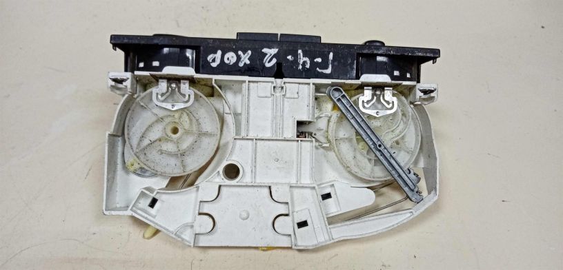 blok-upravleniia-peckoi-kondicionerom-volkswagen-golf-4-art-28947-big-1