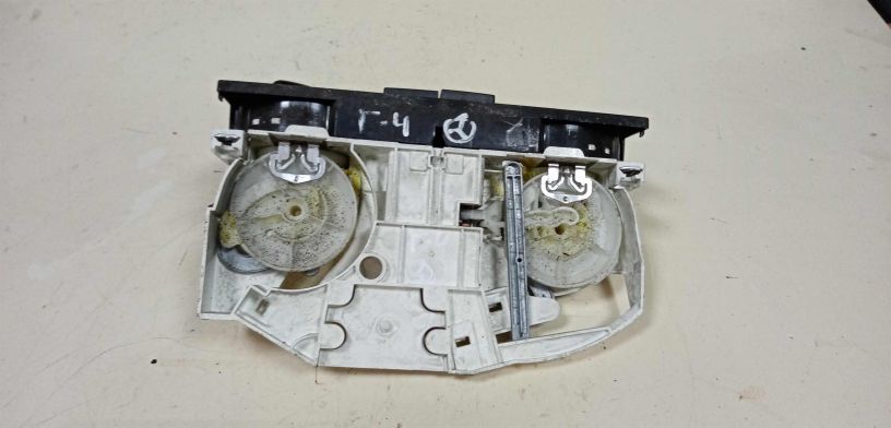 blok-upravleniia-peckoi-kondicionerom-volkswagen-golf-4-art-28949-big-1