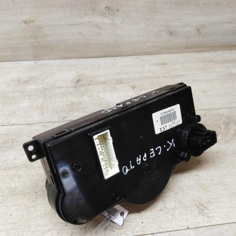 blok-upravleniia-peckoi-i-kondicionerom-kia-cerato-2-art-31840-big-2