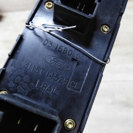blok-upravleniia-steklopodieemnikami-ford-focus-2-do-rest-art-32229-big-2