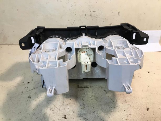 blok-upravleniia-peckoi-i-kondicionerom-mazda-3-bl-rest-sedan-art-36283-big-3