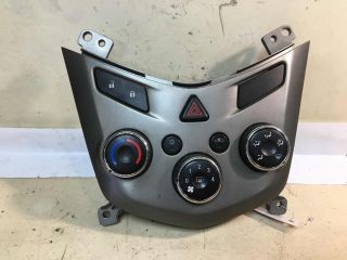 blok-upravleniia-peckoi-kondicionerom-chevrolet-aveo-t300-art-36950