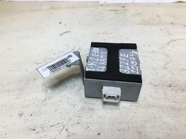 blok-upravleniia-centralnym-zamkom-toyota-corolla-ix-e120-e130-rest-xetcbek-art-37499-big-0