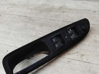 blok-upravleniia-steklopodieemnikami-volkswagen-passat-b6-art-42501