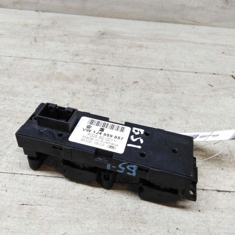blok-upravleniia-steklopodieemnikami-volkswagen-passat-b5-art-46911-big-1