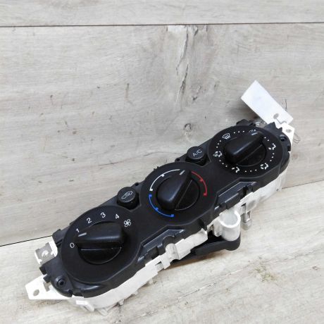 blok-upravleniia-peckoi-i-kondicionerom-ford-focus-2-do-rest-16i-akpp-art-52079-big-0