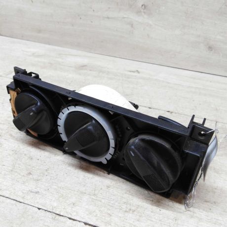 blok-upravleniia-peckoi-volkswagen-golf-3-defekt-na-foto-treshhina-volkswagen-vento-art-52620-big-0