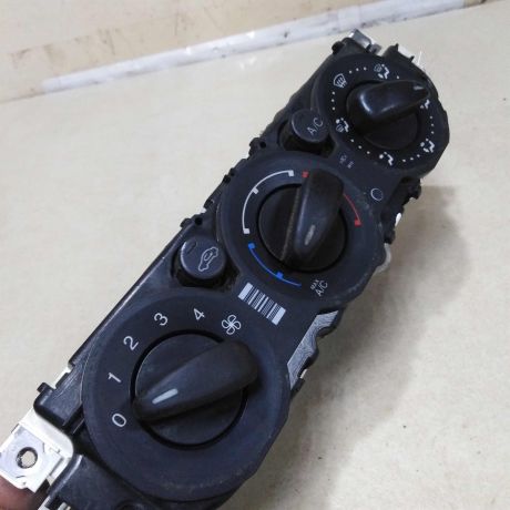 blok-upravleniia-peckoi-i-kondicionerom-ford-focus-2-rest-art-57461-big-1