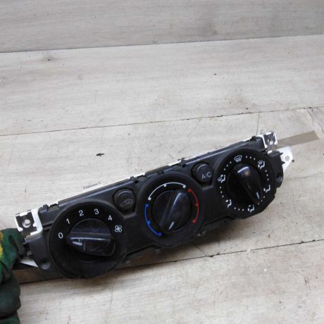 blok-upravleniia-peckoi-i-kondicionerom-ford-focus-2-art-82611-big-0