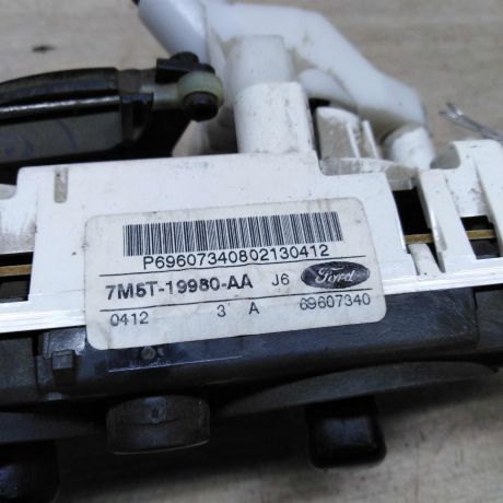 blok-upravleniia-peckoi-i-kondicionerom-ford-focus-2-art-82611-big-2