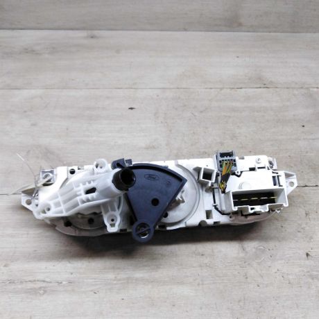 blok-upravleniia-peckoi-i-kondicionerom-ford-focus-2-art-82611-big-3