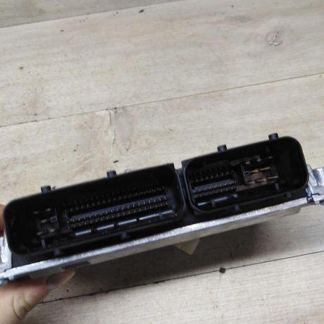 blok-upravleniia-dvigatelem-audi-a4-b6-16i-alz-art-82667-big-1