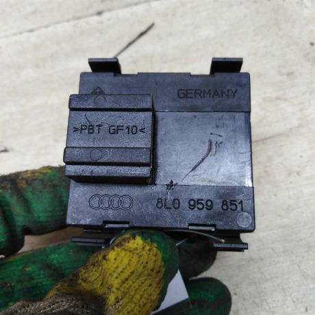 blok-upravleniia-steklopodieemnikami-audi-a3-8l-art-83362-big-1