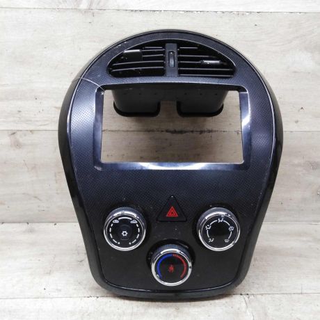 blok-upravleniia-peckoi-i-kondicionerom-ramka-magnitoly-geely-lc-panda-cross-art-85467-big-0