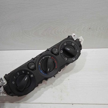 blok-upravleniia-peckoi-i-kondicionerom-ford-focus-2-art-87224-big-0